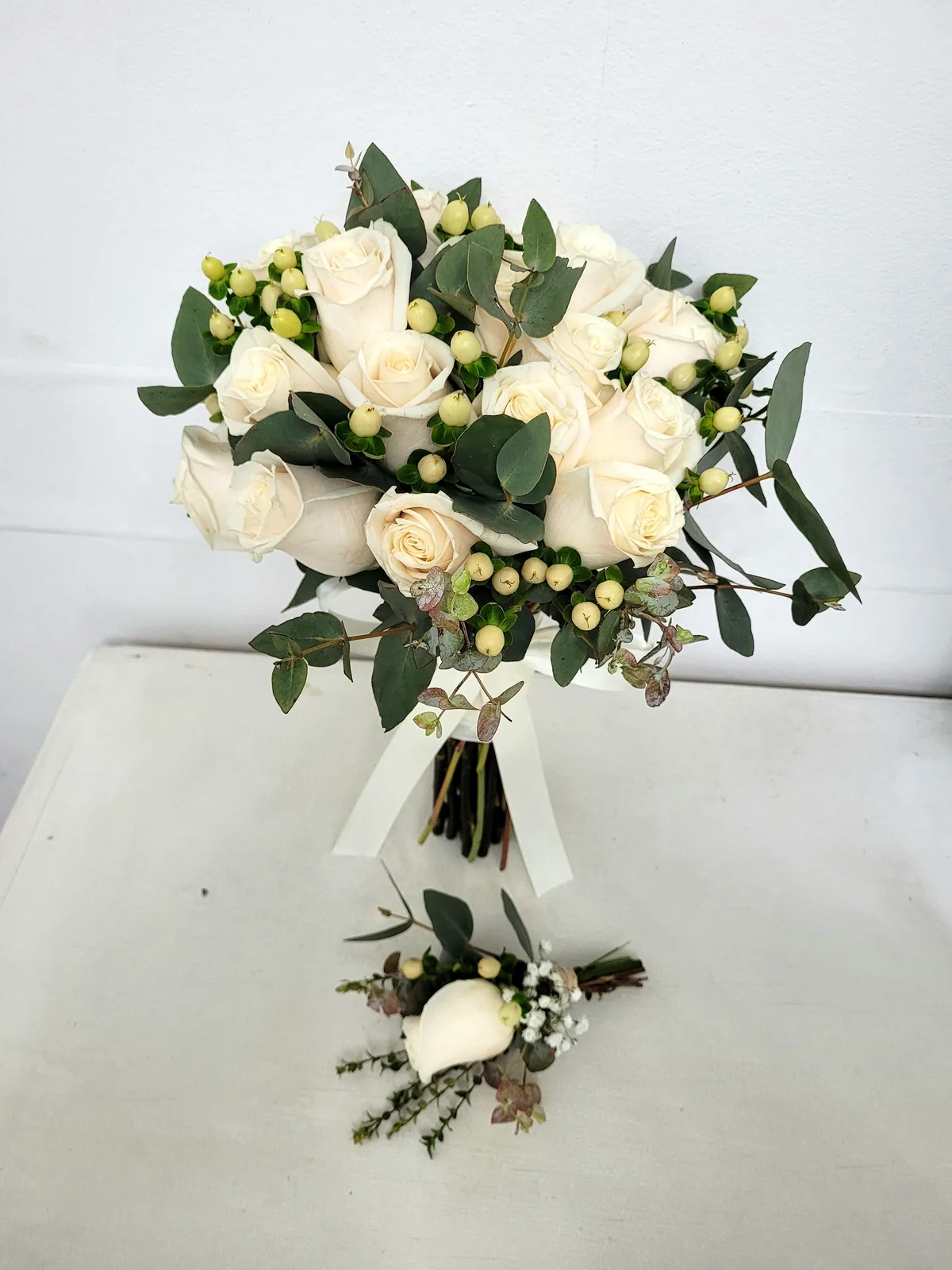 Ramo de 12 rosas e hipericus blancos